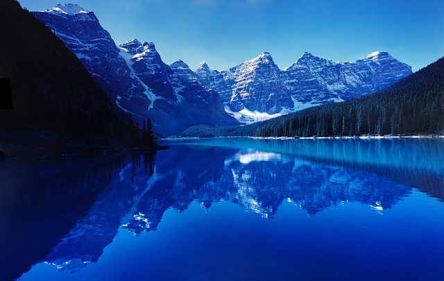 This image has an empty alt attribute; its file name is moraine-lake-740473_640.jpg